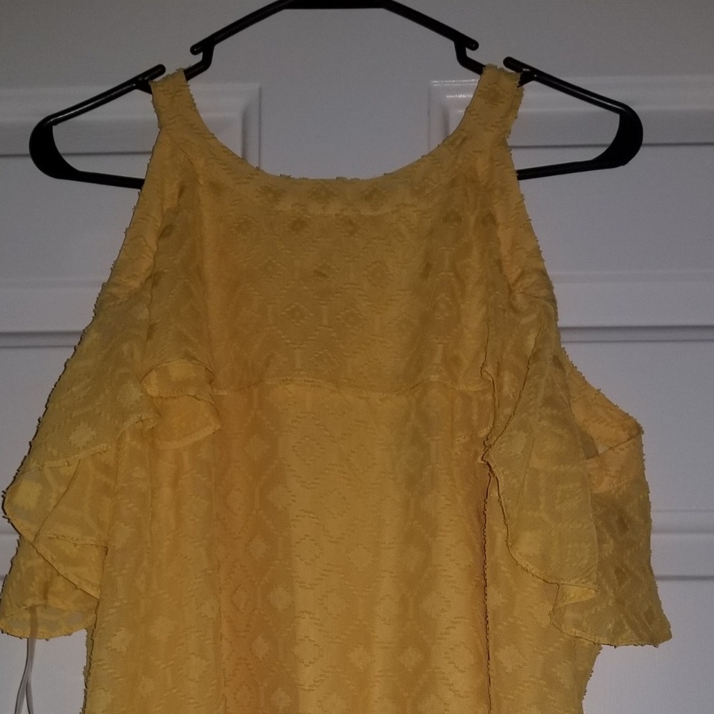 Cold shoulder top by Thalia Sodi